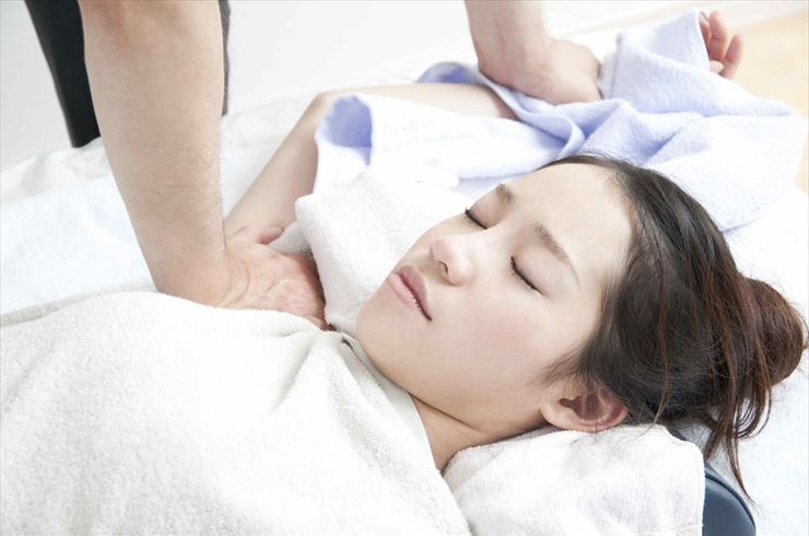 肩の施術を受ける女性