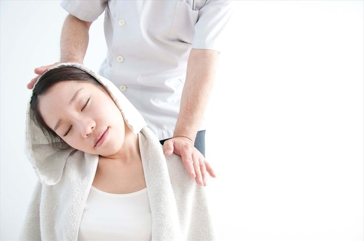 肩治療を受ける女性